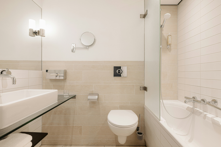 Bathroom 3, Leonardo Oranje Hotel Leeuwarden, Leeuwarden