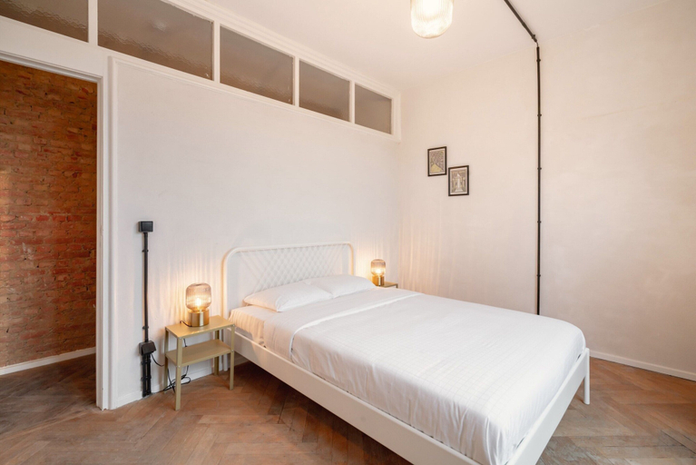 Room 4, Very Large Central Station 2br/14p Apartment, Antwerpen