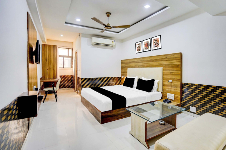 Room 4, Deluxe Infocity Metrohotel Grand Krishna, Gandhinagar