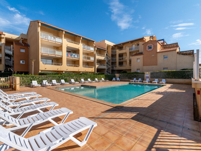 Pool 2, Valras Plage Coastal Stay for 6, Hérault