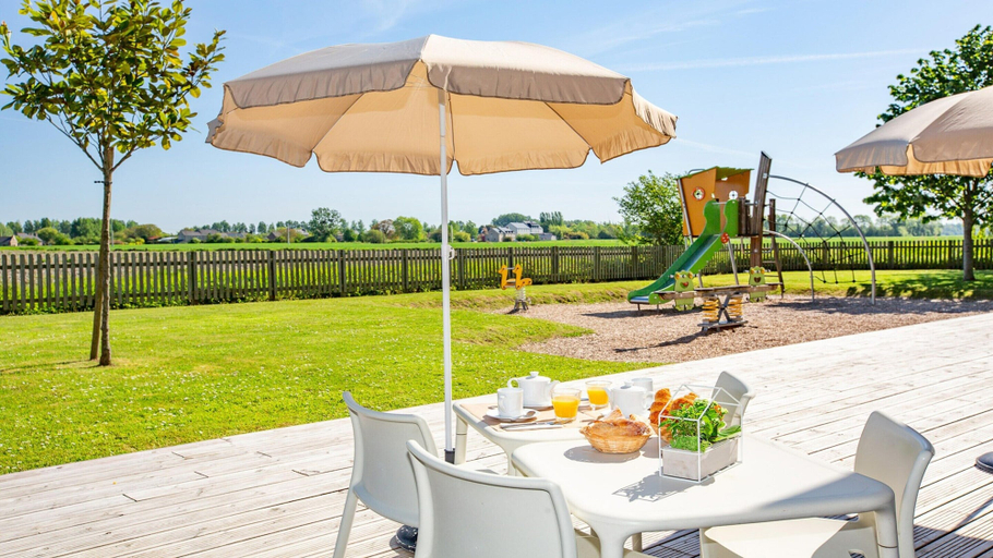 Balcony 5, Spacious Stay for 6 Near Emerald Coast, Ille-et-Vilaine