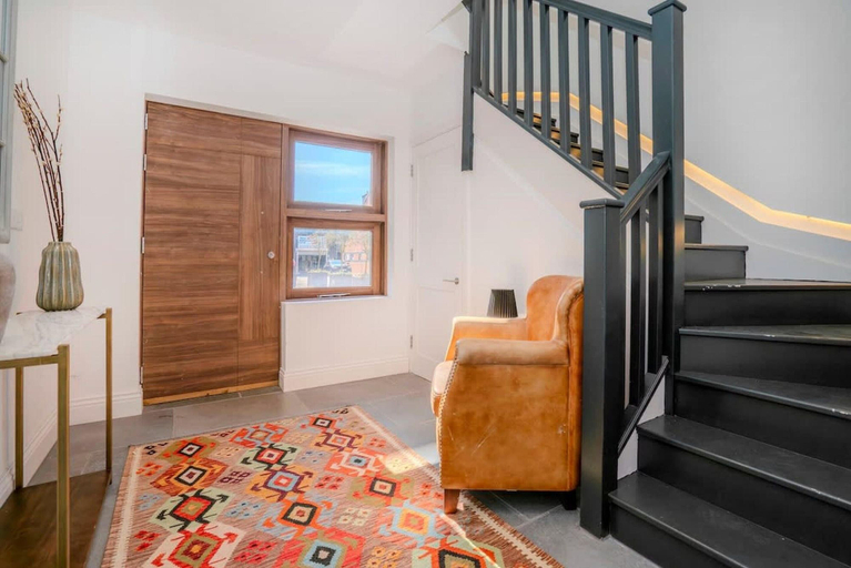 Interior 4, Stylish 3BR Wimbledon Roof Terrace & Parking, London