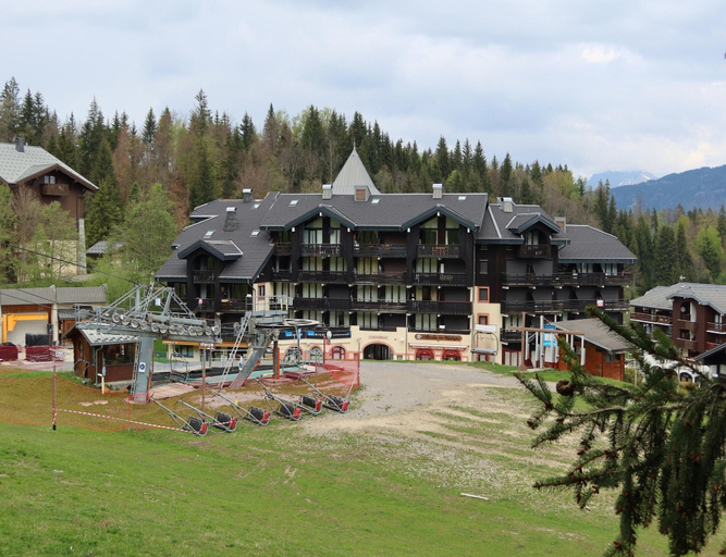 Exterior 4, Slope-access Morillon Apartment for 4, Haute-Savoie