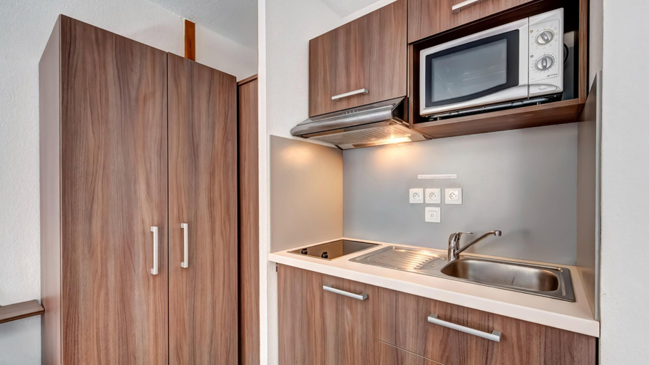Private kitchen, Couple Getaway With Mountain View, Haute-Savoie