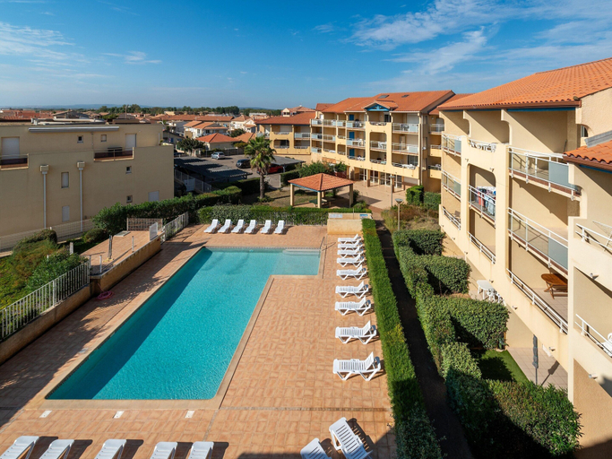 Pool 4, Valras Plage Coastal Stay for 6, Hérault