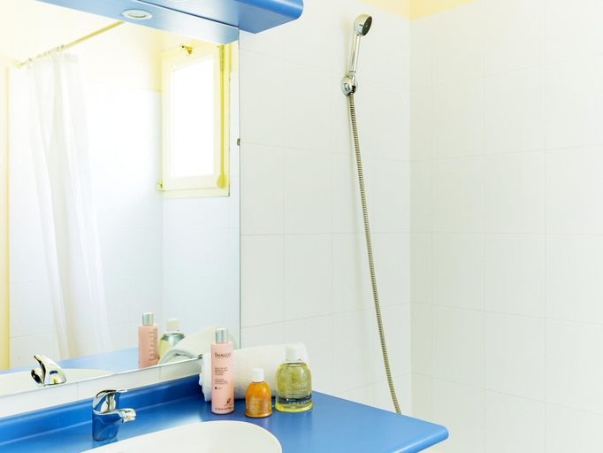 Bathroom, Spacious Provencal Maisonette Escape, Charente-Maritime