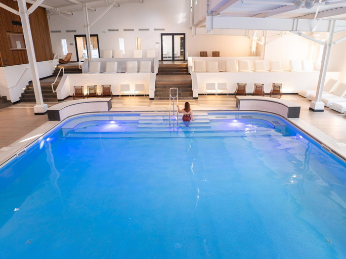 Pool 4, Cozy 2-person Stay Near Thermal Spa, Vienne