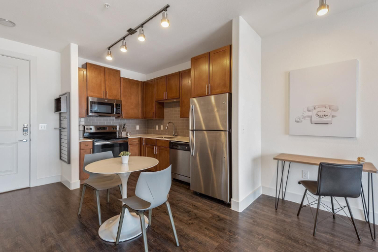 Room 5, Landing Apartments near Baylor-Meadows, Dallas