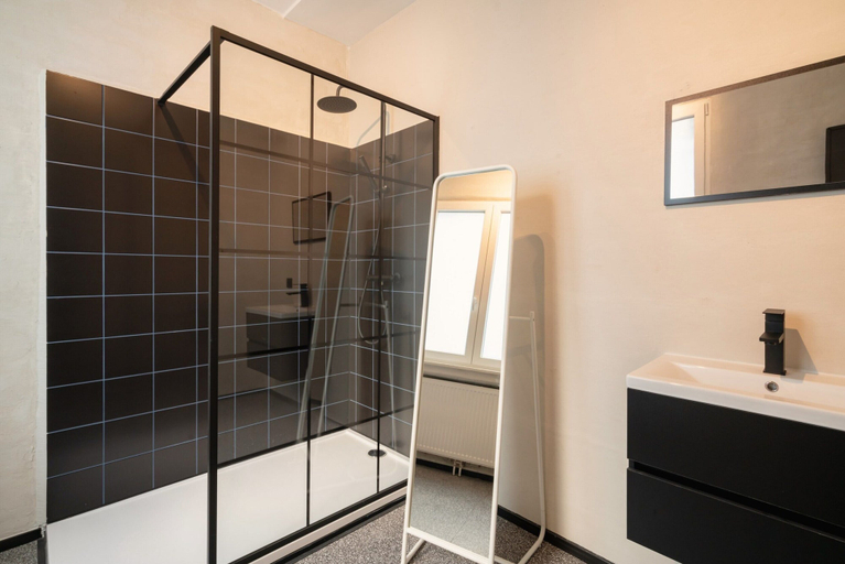 Bathroom 4, Spacious 2BR Stay for 14 by Grand Central, Antwerpen