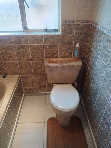 Bathroom 2, J & J Paradise Guesthouse, Umgungundlovu