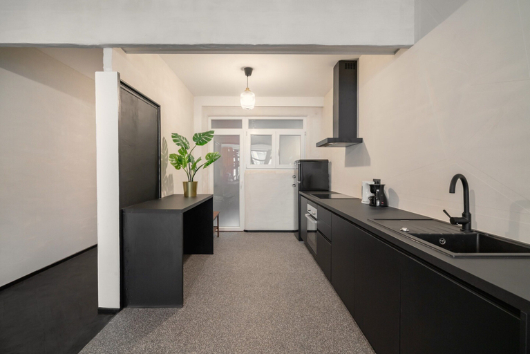 Private kitchen 3, Spacious 2BR City Center Apartment - Antwerp, Antwerpen