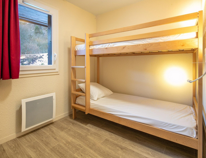 Room 5, Spacious Group Accommodation in the Valley, Savoie