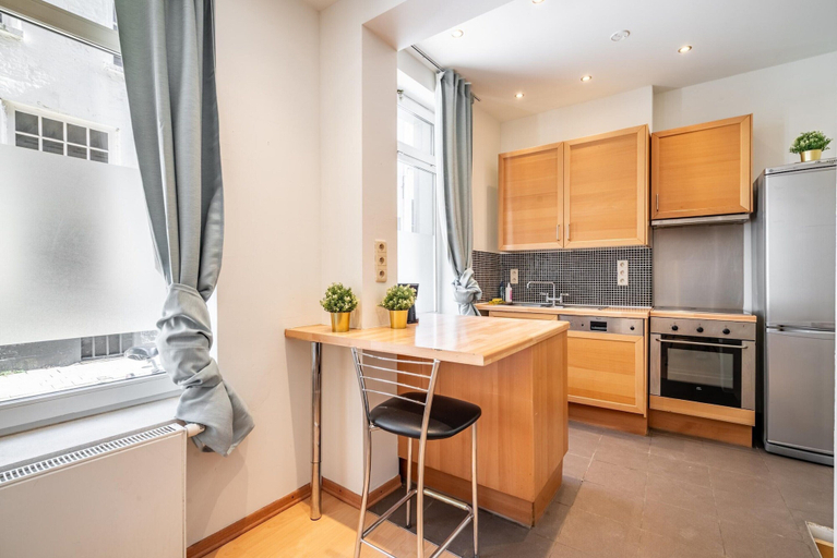Private kitchen 4, Lively City Getaway for 10 Near Meir, Antwerpen