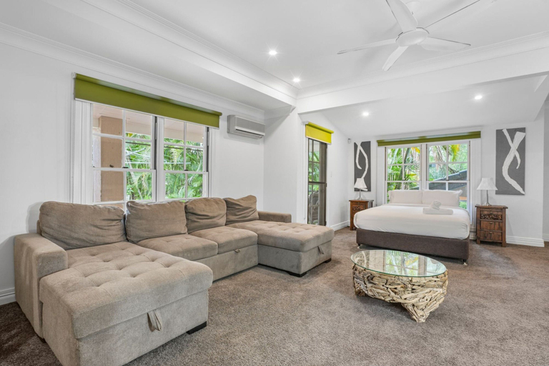 Living room 2, Spacious 7-bed Family Home in Chapel Hill, Chapel Hill