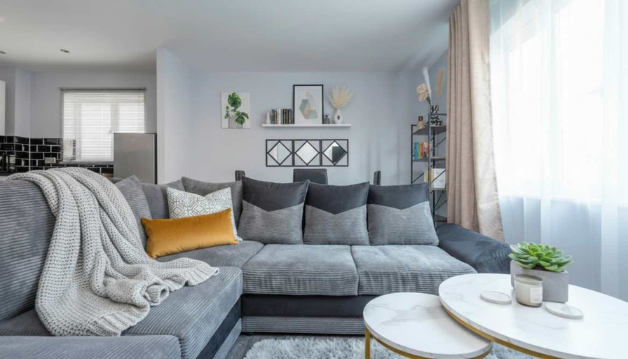 Living room 4, London Flat With Private Entrance, London