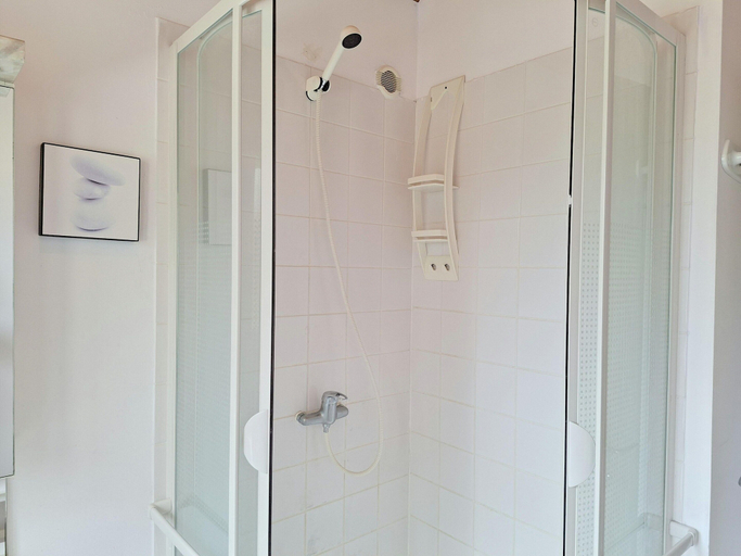Bathroom 2, Coastal Garden Retreat Near Sandy Beach, Finistère