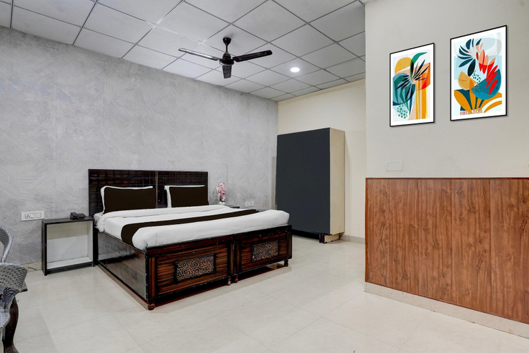 Room 2, Deluxe Hotel Alpha, Sahibzada Ajit Singh Nagar