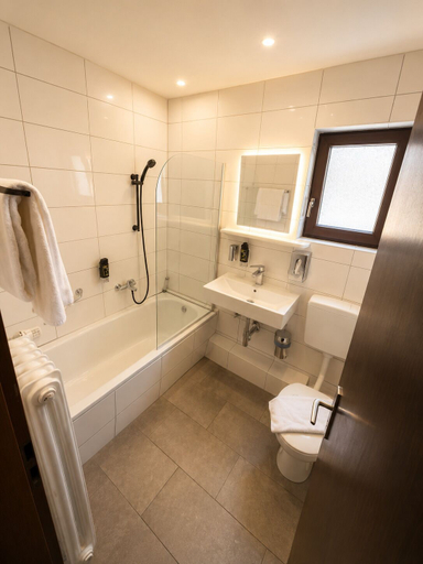 Bathroom 5, Parkhotel Lindenhof, Offenbach am Main