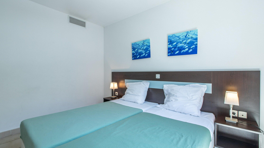 Room 3, Spacious French Riviera Stay for 6, Alpes-Maritimes