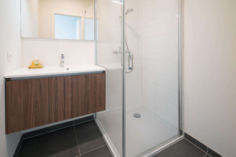 Bathroom 5, Buzzing City Base for 10 With Terrace, Antwerpen