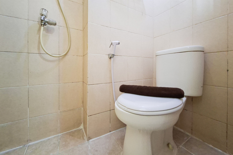 Bathroom 5, Comfy and Homey Studio at Sky View Apartment By Travelio, South Tangerang