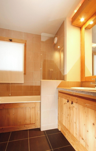 Bathroom, Alpine Apartment for a Family of 6, Isère