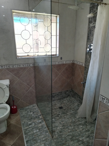 Bathroom 4, J & J Paradise Guesthouse, Umgungundlovu
