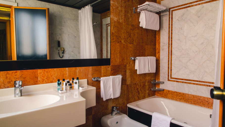 Bathroom 2, Grand Hotel Excelsior, Reggio Di Calabria