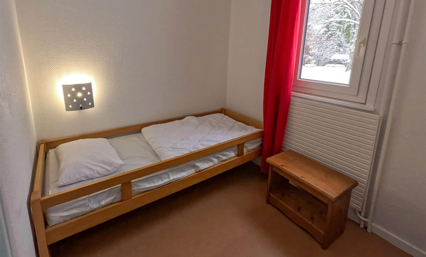 Room 4, 2-bedroom Home in Monts Jura, Ain