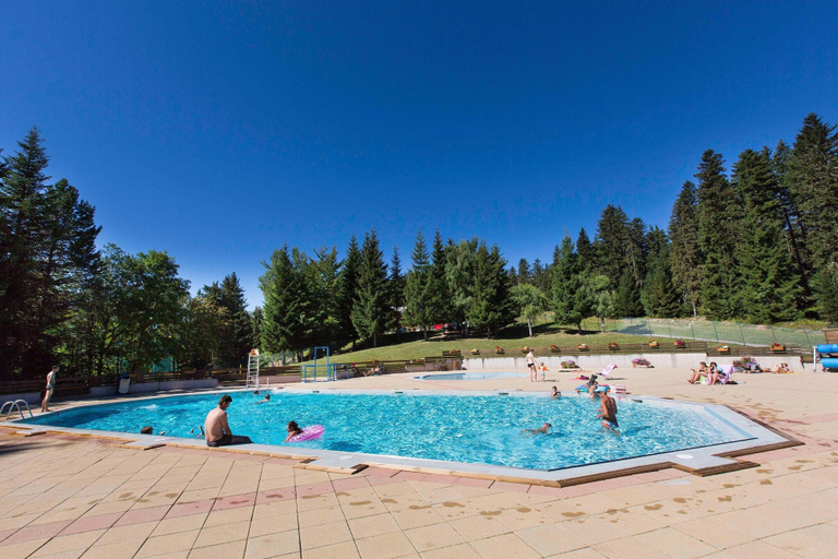 Pool 2, Scenic Mountain Stay for Four, Savoie