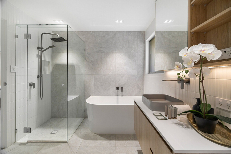 Bathroom 2, Spacious 4-bed Coastal Home With Pool, Maroochy - Mooloolaba