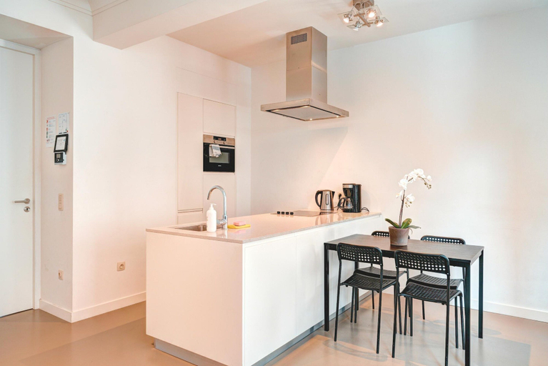 Private kitchen, Chic Meir Stay for 9 With Balcony, Antwerpen