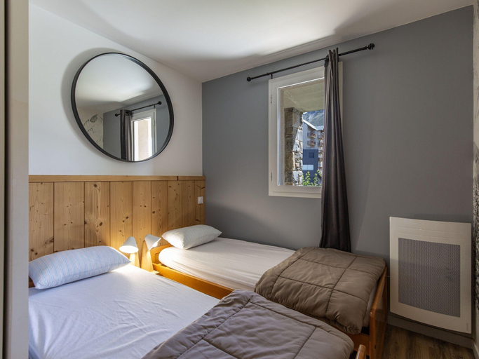 Room, Central Renovated Stay for Four, Hautes-Pyrénées