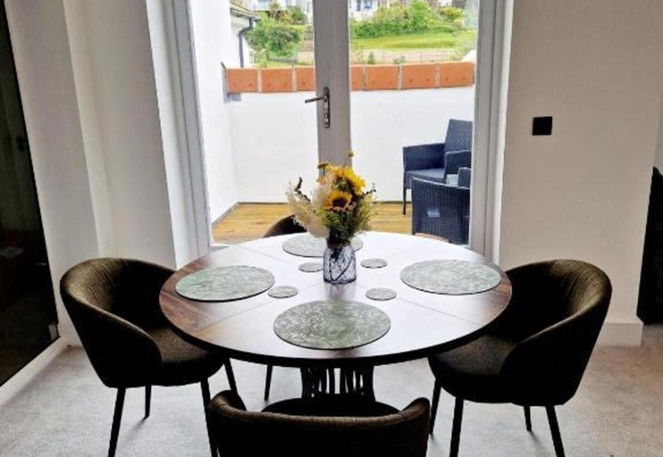 Dining 2, Apartment Sleeps 4 With Balcony and Parking, Devon