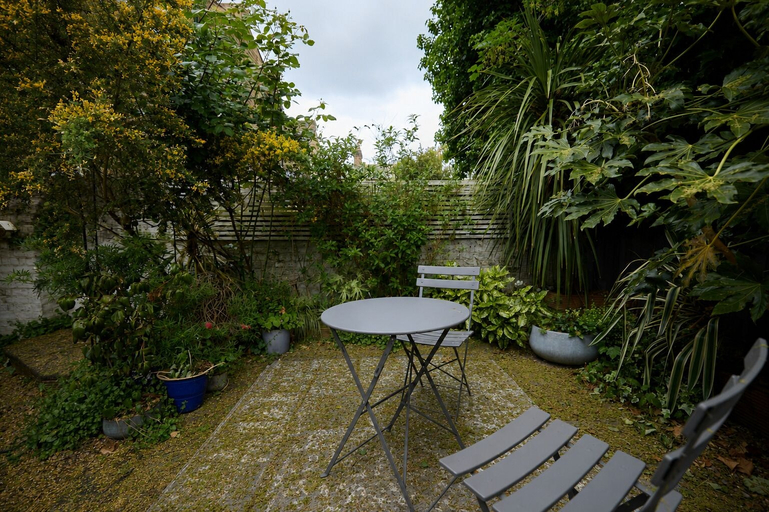 Outdoor dining 5, The Courtyard & Eaves House, London