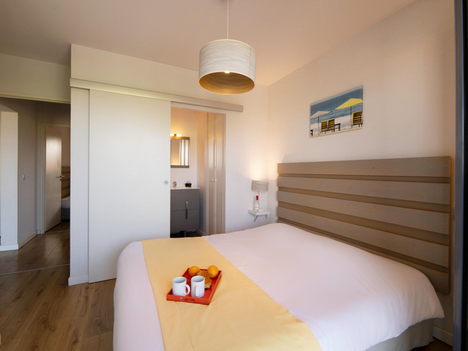 Room 5, Oceanfront Duplex Retreat in Biscarrosse, Landes