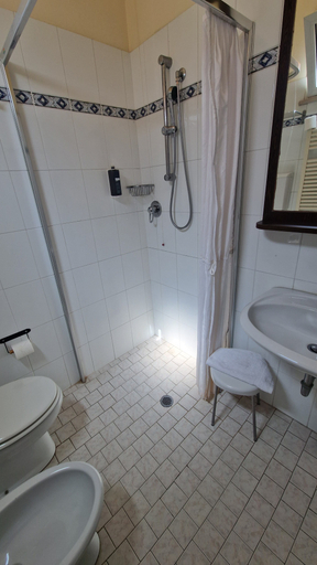 Bathroom 4, Alibi, Rimini