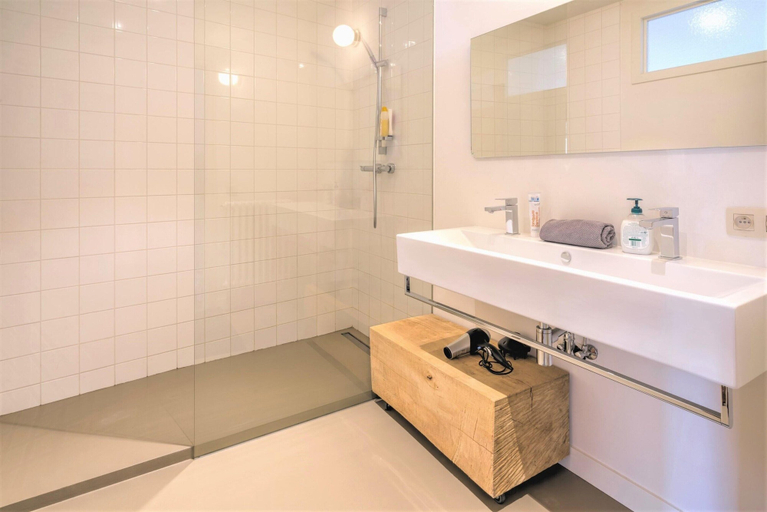 Bathroom, Spacious Stay for 9 in Antwerp, Antwerpen