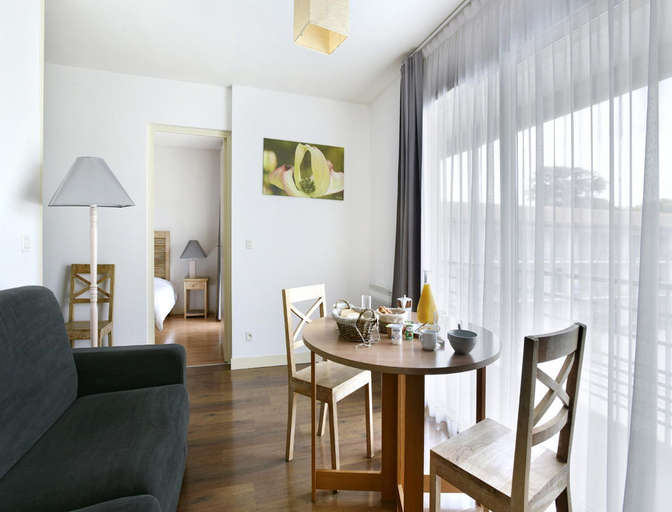 Dining 3, La Rochelle Coastal Stay for 4, Charente-Maritime