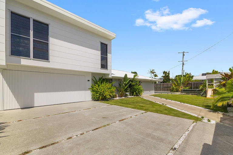 Reception 5, Spacious 4-bed Coastal Home With Pool, Maroochy - Mooloolaba