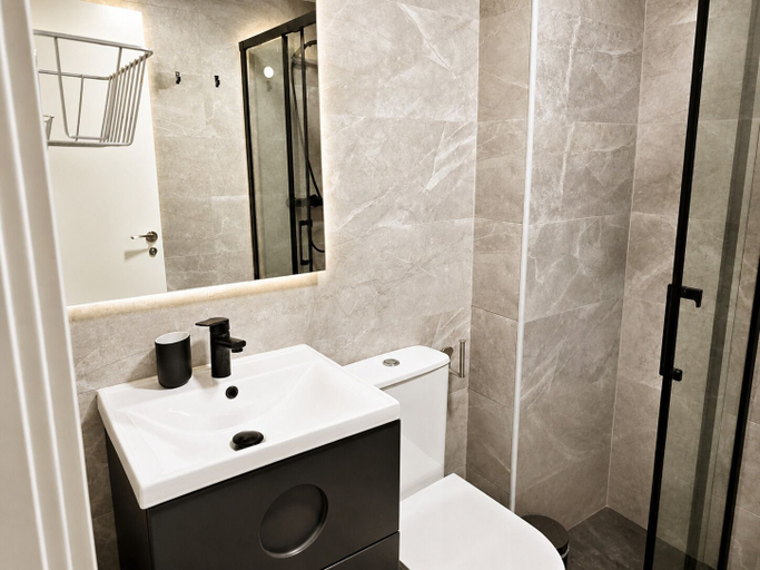 Bathroom 3, Retiro XII, Madrid