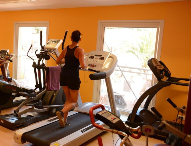 Fitness facility, Compact Coastal Family Stay for 4, Var
