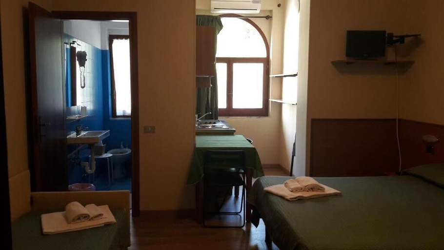Bedroom 2, Hotel Residence Moneglia, Genova