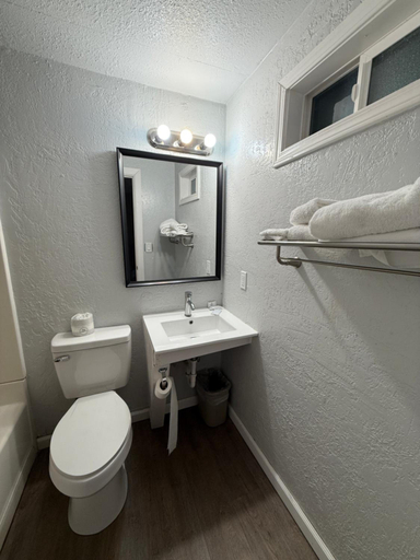 Bathroom 3, Budget Inn Bend, Deschutes