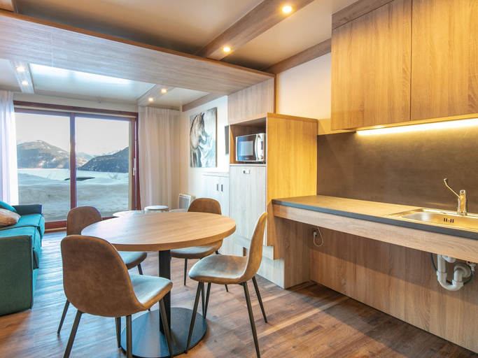 Dining 4, Group Mountain Stay for Six in Doucy, Savoie