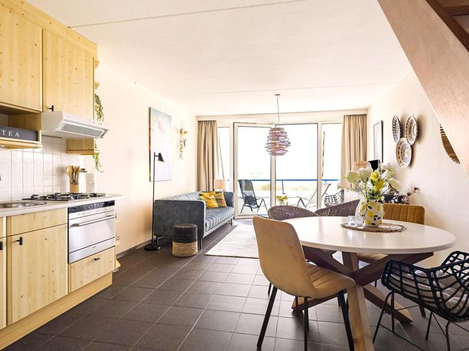 Dining 4, Beautiful Modern Furnished Apartment, Zijpe