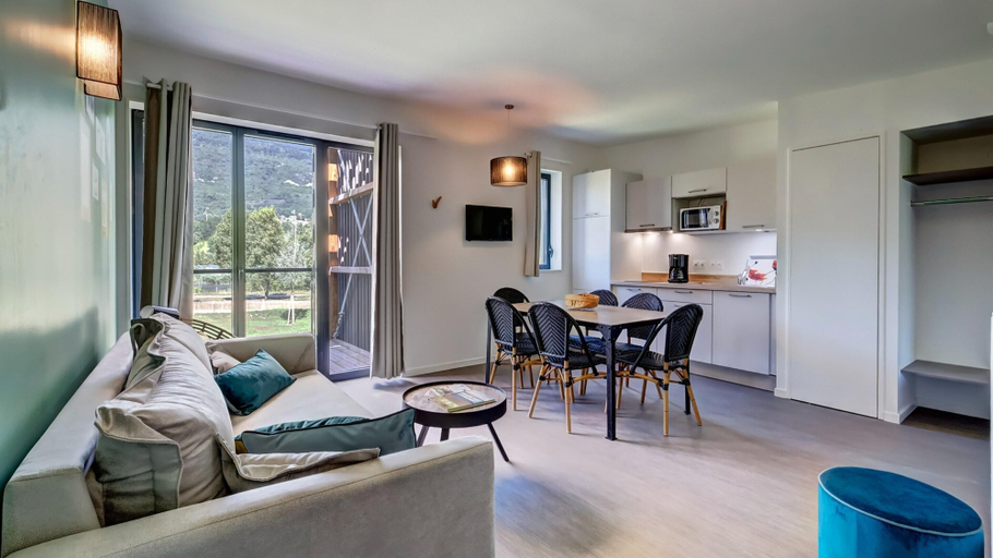 Living room 4, 6-person Apartment in Motz, Savoie