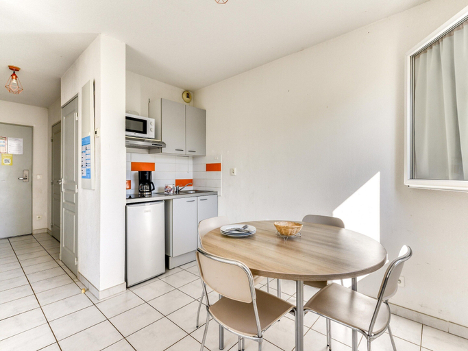 Dining, Coastal Stay for 4 With Air-conditioning, Gard
