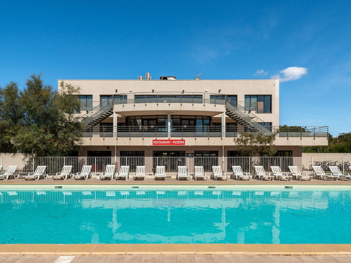 Pool, Coastal Stay for 4 With Air-conditioning, Gard