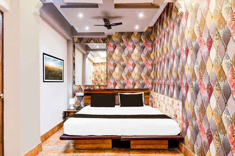 Room 4, Premium Circus Avenue Rockstar, Kolkata